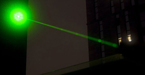 Quelle est la portée visible du pointeur laser haute puissance ?